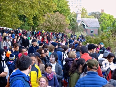 manhattan halloween nyc floating pumpkin flotilla harlem meer halloween manhattan dana discovery center kids halloween manhattan nyc