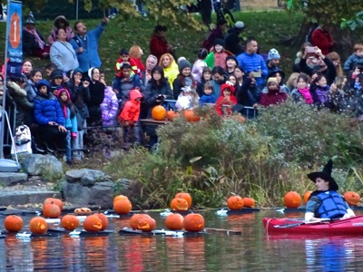 manhattan halloween nyc floating pumpkin flotilla harlem meer halloween manhattan dana discovery center kids halloween manhattan nyc