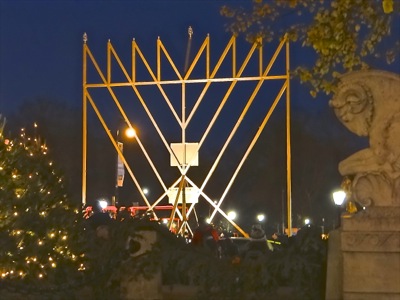 worlds largest menorah nyc photo